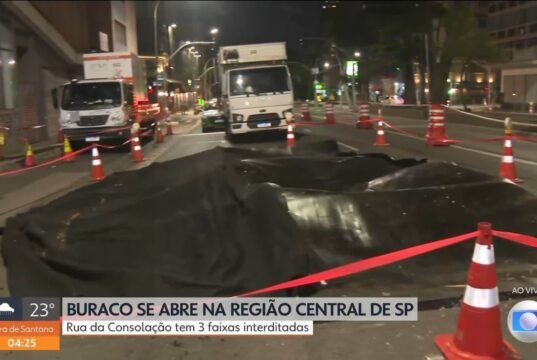 A cratera se abre na Rua da Consolação, uma das ruas mais importantes da região central de SP