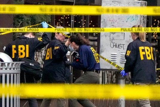 Ken Paxton diz que os EUA precisam fazer um trabalho melhor na verificação dos imigrantes após o tiroteio