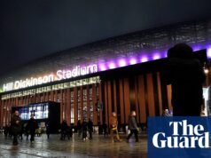 Os torcedores do Everton ficaram no escuro enquanto buscavam o conforto de casa no novo estádio. Éverton