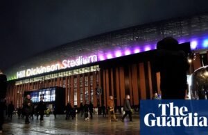 Os torcedores do Everton ficaram no escuro enquanto buscavam o conforto de casa no novo estádio. Éverton