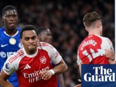 Timbers e Raya ajudam o Arsenal a ter cinco pontos de vantagem sobre o difícil Chelsea na Premier League