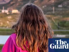 Professor que supostamente interrompeu o julgamento do bloqueador de puberdade no Reino Unido demitido por alegações de preconceito transgênero