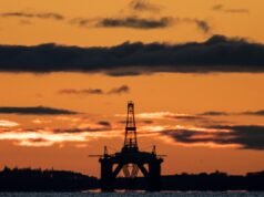 Os preços do petróleo dispararam e os mercados caíram após greves no Médio Oriente