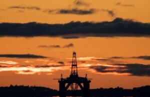 Os preços do petróleo dispararam e os mercados caíram após greves no Médio Oriente