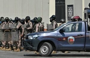 Manifestantes atacam o consulado dos EUA no Paquistão