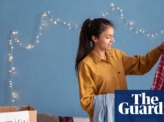 Jovens fãs de moda ajudam lojas de caridade do Reino Unido a prosperar na difícil indústria de varejo nas ruas do Reino Unido