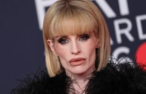 Os amigos de Kelly Osbourne estão preocupados com sua perda de peso, mas entendem que ela está de luto