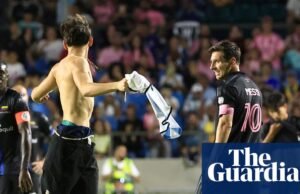 Lionel Messi enfrenta atacante em campo durante amistoso caótico em Porto Rico da MLS