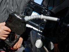 Petróleo sobe após ataques dos EUA ao Irã, futuros de ações caem