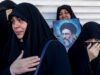 A morte de Khamenei foi recebida com luto público e celebração silenciosa enquanto os opositores do regime aguardavam a posse.