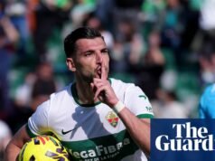 Árbitro interrompe jogo da La Liga após Rafa Mir, do Elche, ser acusado de insultos racistas
