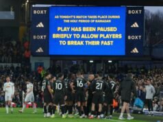 Torcedores do Leeds criticados após quebrar o jejum do Ramadã durante jogo do Man City