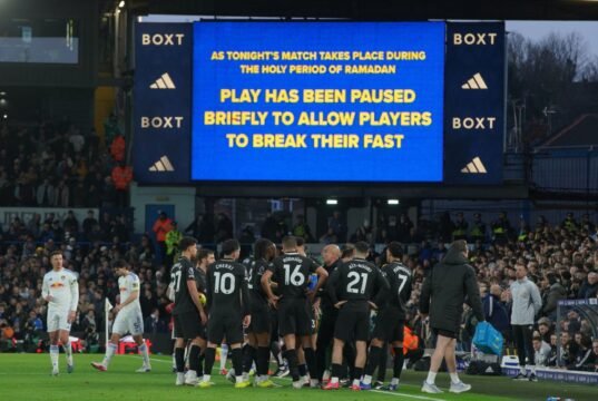 Torcedores do Leeds criticados após quebrar o jejum do Ramadã durante jogo do Man City