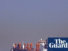 Os preços do petróleo sobem à medida que a guerra no Irão ameaça o transporte marítimo através do Estreito de Ormuz. Guerra EUA-Israel contra o Irã