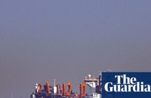 Os preços do petróleo sobem à medida que a guerra no Irão ameaça o transporte marítimo através do Estreito de Ormuz. Guerra EUA-Israel contra o Irã