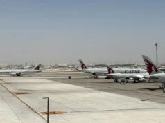 De roupas íntimas lavadas à mão a Adidas falsas, viajantes retidos aguardam interrupções nas viagens