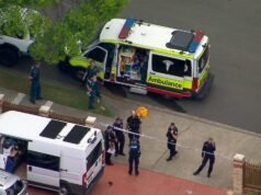 Um homem foi morto a tiros pela polícia depois de supostamente brandir uma faca em uma casa particular em Tingalpa