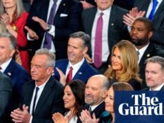 Crescem os protestos contra o gabinete do ‘Carro Palhaço’, mas nenhum sinal de que Trump esteja pronto para a mudança. Donald Trump