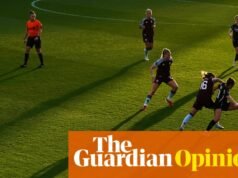 A temporada de verão libertará o futebol feminino das restrições do futebol masculino. futebol feminino