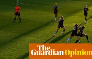 A temporada de verão libertará o futebol feminino das restrições do futebol masculino. futebol feminino