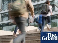 Estudantes internacionais acusam a Austrália de tratá-los como caixas eletrônicos depois de dobrar as taxas de visto sem avisar a Australian Education