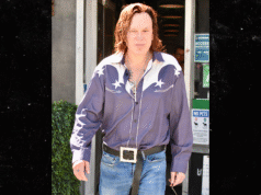Mickey Rourke arrasa com cabelo ruivo após despejo