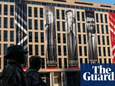 O Departamento de Educação dos EUA coloca um banner de Charlie Kirk do lado de fora do prédio de DC. Washington DC