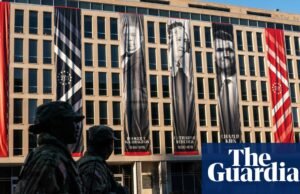 O Departamento de Educação dos EUA coloca um banner de Charlie Kirk do lado de fora do prédio de DC. Washington DC