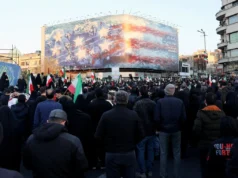 Mais ataques contra o Irã depois que a violência dos EUA e de Israel mata o líder supremo