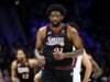 Joel Embiid afastado por pelo menos 3 jogos após ressonância magnética revelar lesão oblíqua