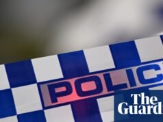 Um homem foi morto a tiros pela polícia em Potts Point após supostamente atacar duas mulheres. Nova Gales do Sul