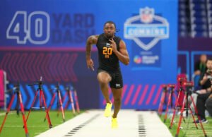 Mike Washington Jr., do Arkansas, em lágrimas depois de postar a corrida de 40 jardas mais rápida entre os running backs