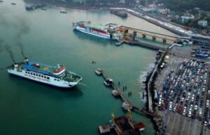 Não querendo sérios engarrafamentos no porto de Merak, o Chefe da Polícia Nacional insiste na ordem de chegada no sistema