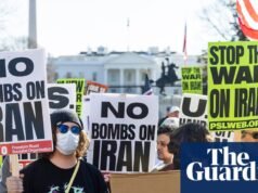 Os manifestantes realizaram manifestações em toda a América após o ataque do Irã e os relatos do assassinato de Khamenei. Notícias dos EUA