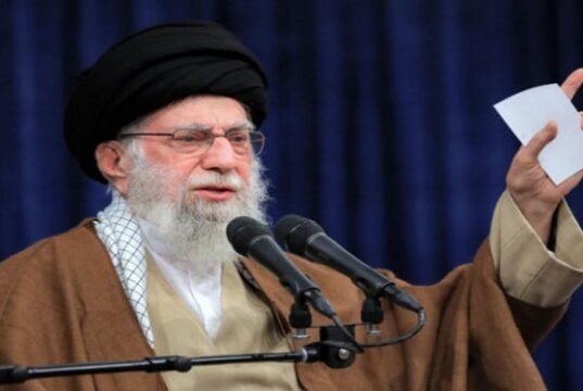 Ali Khamenei morre, centenas de iranianos saem às ruas para condenar a América e Israel