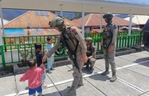 A abordagem humanitária torna-se uma “arma” policial para construir a confiança pública e manter a estabilidade da segurança no interior da Papua