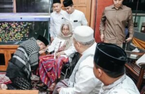 Orações oferecidas por KH Nurul Huda ao visitar o internato islâmico Al Falah Ploso, Kesang