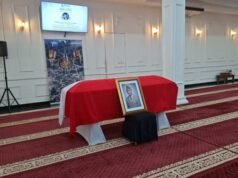 Orações realizadas na Grande Mesquita Sunda Kelapa pelo corpo do Sexto Vice-Presidente Tri Sutrisno