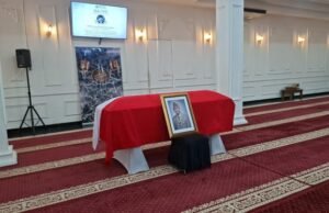 Orações realizadas na Grande Mesquita Sunda Kelapa pelo corpo do Sexto Vice-Presidente Tri Sutrisno