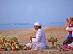Dos rituais de Melukat à apreciação do crepúsculo em Uluwatu