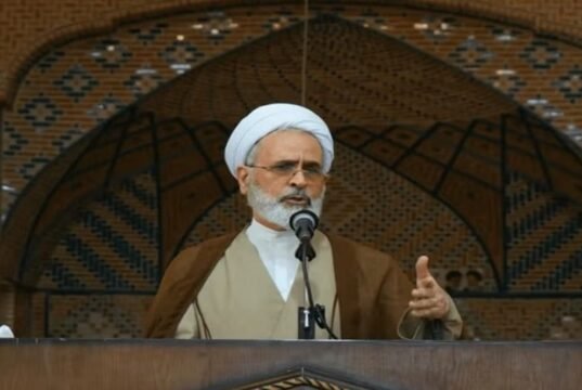 Conheça a figura de Alireza Arafi, líder supremo interino do Irão após o assassinato de Khamenei.