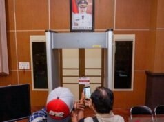 A regente de Pekalongan, Fadia Arafik, foi presa junto com seus curadores e associados