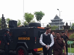 Viúva frustrada com a demora do tribunal de Bali em condenar australianos acusados de assassinar seu marido