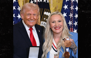 Presidente Trump entrega medalha ao atleta olímpico dos EUA na Casa Branca