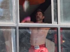 Joshua Jackson treina sem camisa em uma academia de boxe em Los Angeles em vídeo