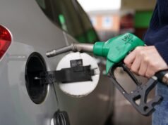 A chanceler Rachel Reeves pediu a eliminação dos aumentos dos impostos sobre os combustíveis em meio a temores sobre os preços do petróleo