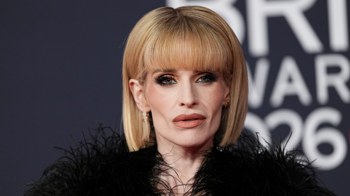 Kelly Osbourne responde aos agressores depois de comparecer ao Brit Awards com sua mãe Sharon