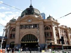 Um homem foi acusado depois de supostamente apalpar várias mulheres em plena luz do dia no CBD de Melbourne