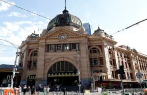 Um homem foi acusado depois de supostamente apalpar várias mulheres em plena luz do dia no CBD de Melbourne