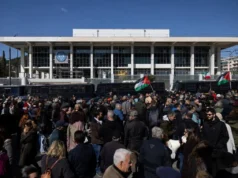 Manifestantes anti-guerra marcham sobre as embaixadas dos EUA e de Israel em Atenas após ataque ao Irã
